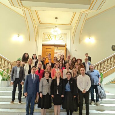 Foto cu absolventi ESG in fata Aulei Magna